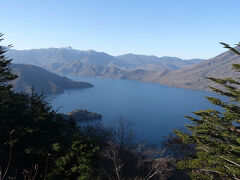 最後に、半月山展望台
山頂から中禅寺湖が一望できます！

日光駅に戻って、道が渋滞してた。
幸い東武線の普通電車に間に合った！
春日部駅でアーバンパークラインに乗り換えて
大宮で知り合いと晩ごはんを食べた！

以上、日光の日帰り旅でした♪