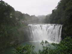 というわけで十分駅に到着。歩いて十分瀑布まで来ました。あいにくの雨。遊歩道が整備されて歩きやすくなっていました。