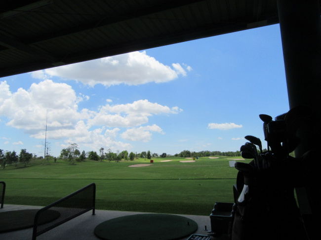 【Waterside Driving Range】<br />Siam Country Clubで一般に公開されてる練習場<br /><br />ドライビングレンジ風景とバンカー＆アプローチが、実際のコース並み、<br />そんな理由で、お気に入りです。<br /><br />打席料無料<br />１箱/40個は８０バーツ≒270円