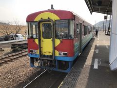 4時間ほど乗りっぱなしでやっと中村に到着。

この先土佐くろしお鉄道に乗り継いで終着の宿毛
の一つ手前東宿毛まで往復する予定でしたが
すでに乗り鉄にも飽きてきたので中村で時間を取ることにしました。
※宿毛まで行くと折り返し便がすぐ出て乗れないので
（反対ホームの列車が着発する）東宿毛で折り返し。