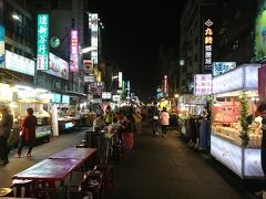 ホテルから歩ける距離の観光夜市へ。時期的なものなのかそれほど混んでおらず、中国語を話している観光客ばかりでした。