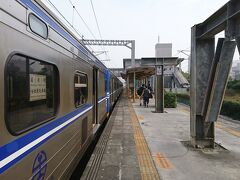 1駅10分程で左営駅に到着、高雄駅の隣り駅ですが小規模な感じ。