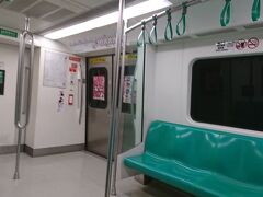 翌日、土曜日の朝なので空いてると思い地下鉄移動。予想通り空いていました！