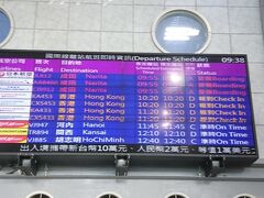 地下鉄の駅からチェックインカウンターもスムーズに移動でき、カウンターも混んでいなかったのであっという間に手続きも完了したため、空港内散策。意外と国際線も飛んでいるようです。