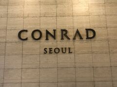 地下鉄9号線で、汝矣島の「CONRAD SEOUL」へ。

金浦空港から9号線の快速に乗るとあっという間です。
地下鉄からは地上に出ることもなくホテルまで行けるので、雨だろうが寒かろうが関係ありません。
楽ちんです。