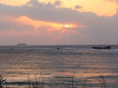 残波岬は
東シナ海側。
まあ、それにしても風が凄い。

この日の夕日はこのまま雲の下に隠れました。

でもやっぱり、美しいね。