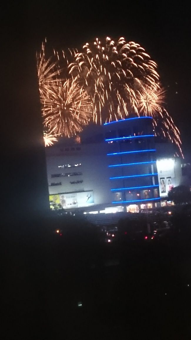 2/17　SMモールの花火大会をGolden Phoenix Hotel Manila, Pasay のホテル客室から見えた。入場規制が有った為直ぐそばには行けなかった。