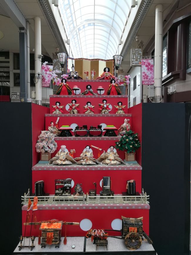 伊東温泉、商店アーケードの雛飾り