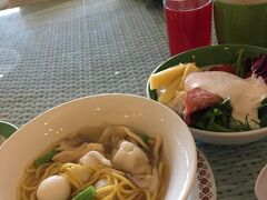 汁物が食べたいなと思ったのですが、麺ものしかなくてこんな感じに。しかしこれではなんとなく満腹感がなくて・・・