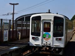 穴内駅にて
あなないナスびくんと列車のコラボ