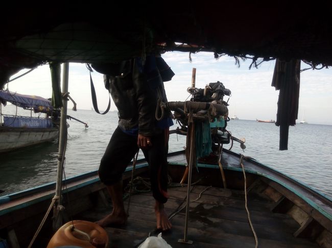 ちょっと早起きして、朝一番にアオナンビーチに行くと、ロングテールボートの乗り手がたくさん待ち構えていてさっそく声をかけられる。”ライレイ？ライレイ？”<br />”YES",”OK, wait here."<br />