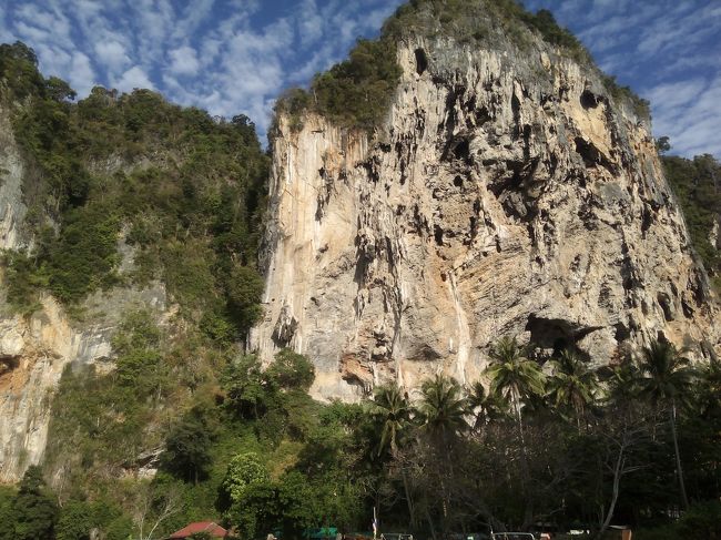 恒例の岩山、ボートから見るとまた絶景。