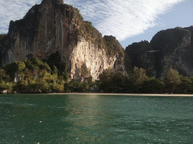 ビーチには誰もまだ見当たりません。みんなゆっくり寝ておられるようですね。