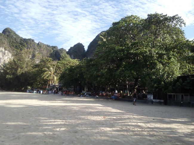 ライレイウエストに到着。ロシア人のご家族は、そのままプラナンまでボートで行かれました。あとで、プラナンでもう一度再開。”歩いていけるのか？”とびっくりしておられました。