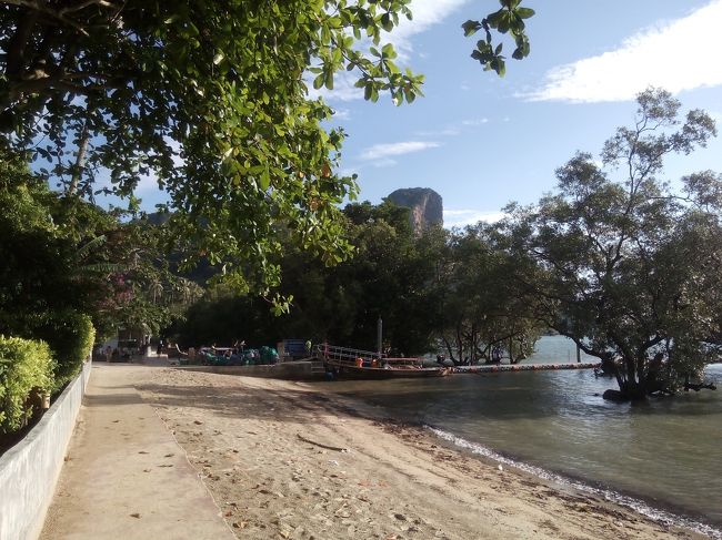 こちらは、ライレイイースト。ホテルが立ち並ぶエリアです。今度はここにも止まってみたい。マングローブ林で、ビーチとはいいがたいですが、景色はいいです。イーストだから朝日がガンガン。