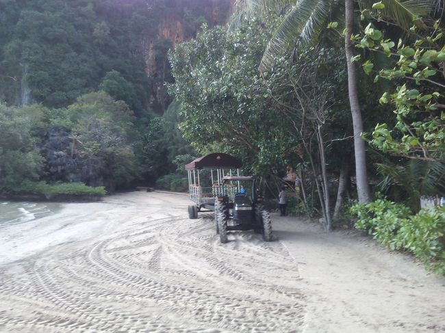遠浅なので、ボートが近くまで来られません。水陸両用バギー？で高級リゾートのお客様はお出迎え。あとは物資の供給用。