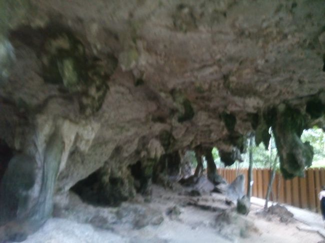 ぼけてしまったが、ライレイイーストからプラナンへの道中。鍾乳洞みたい。