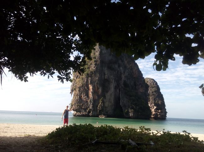 岩を正面に木陰に場所確保。マッサージ屋のおばちゃんが声掛けに来る以外はとても快適。