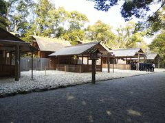 猿田彦神社のつぎは、月讀宮以下四別宮に参ります。
皇大神宮の別宮です。
東側(右)から、
月讀荒御魂宮(月讀尊の荒御魂)(2)
月讀宮(月讀尊つきよみのみこと)(1)
伊佐奈岐宮(伊弉諾尊いざなぎのみこと)(3)
伊佐奈彌宮(伊弉冉尊いざなみのみこと)(4)
御参拝の順路は(1)から(4)となっております。
◎御祭神の説明
日本の国土をはじめ、多くの神々をお生みになられた伊弉諾尊と伊弉冉尊。
火の神を生んでみまかられた（お亡くなりになられた）伊弉冉尊を追って、死後の世界へ赴き、地上に戻ってこられた伊弉諾尊。
左目をお清めになられた際に天照大神が、右目をお清めになられた際に月讀尊が、鼻をお清めになられた際に素戔嗚尊(すさのおのみこと)がお生まれになりました。
これら三柱の神様を三貴子(みはしらのうずのみこ)と申します。
伊弉諾尊は、天照大神に高天原(天上の世界)を、月讀尊に夜の世界を、素戔嗚尊には大海原をお任せになりました。
