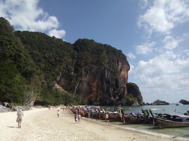 屋台船？が何隻か来ます。ファーストフードからタイ料理。ビール、ジュースなど何でも打ってます。とても便利。ランチタイムはこれで済ませられます。リゾート価格。