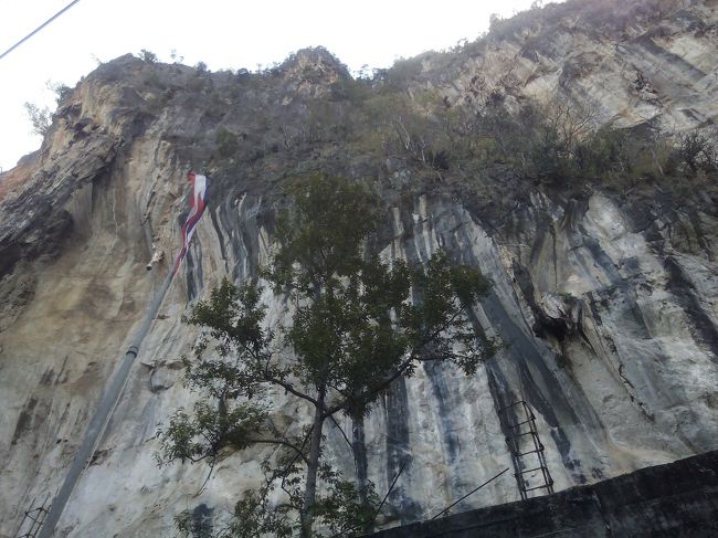 道見迷いながらうろうろしていると、こんな壮麗な岩塊が目の前に。ロッククライミングができる名所もありました。すいません、写真がないですが。<br />そろそろ来た道を戻ってアオナンに帰ります。帰りのボートは、しっかり8人集まるまで待たされました。午後2にころ。とにかく暑い！すいかシェイクを飲んでホテルに帰ります。<br />アオナン編へ