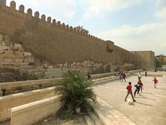 　午後からはいわゆる回路のイスラム地区を北から順に見学。フトゥーフ門から入り、寺院やスークを見学。