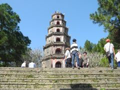 お次はティエンムー寺。
1601年に建てられた禅寺で、中国の影響を色濃くうけた八角形7層の塔が有名です。
400年以上の古い歴史を持ち釈迦を祭った典型的な仏教寺。
