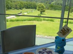 まずは館内2Ｆのmaruカフェで一息

ここが絶景！
吹き抜けの天井、一面窓ガラス
外は見渡す限り山、緑一色ビュー!

選べるラテ・アートは、「雲太くん」に
おまけの勾玉クッキーもかわいい！