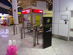 インフォメーションセンターのスタッフさんの話によると、サテライトのラウンジはリニューアル工事のようでした。
ということで、こちらのマレーシア航空ゴールデンラウンジリジョーナルの方を利用します。

(注)３月１日からサテライト側のマレーシア航空ゴールデンラウンジは利用できるようです。
https://www.ana.co.jp/ja/jp/serviceinfo/international/inflight/guide/lounge/detail/kul.html