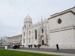 ジェロニモス修道院

エンリケ航海王子とヴァスコ・ダ・ガマの偉業をたたえ、また航海の安全を祈願して、マヌエル1世が16世紀に約100年もの年月をかけて建設しました。海洋王国ポルトガルを象徴する建築物です。