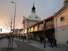 夕食まで時間がありますので、カイス・ド・ソドレ駅まで戻り、向かい側のリベイラ市場に行ってみましょう。