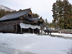　本殿前も雪がいっぱい。(  http://www.oyahikosama100nen.com/  )
