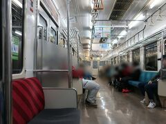 この電車面白いのが、座席です。
私の座っているのは、一両目の一番後ろ。
トイレの前になります。

皆さん、ロングシートに対面で座って
いらっしゃいますが、私だけ進行方向に
向かって座っています。

スーツケースも転がらないし、トイレも
近くて便利でした。