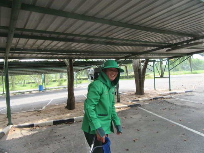 パター入らずで、キャディさんが、球を置いてくれた。<br />フォローが欠けていたようだ。<br />１５年のベテランさん、<br />愛嬌ないが、たまには、男キャディも良いもんだ。