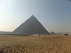 こちらはメンカウラー王のピラミッド、ギザの三大ピラミッドの中では一番小さく、高さ65.5m。