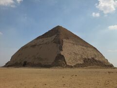 屈折ピラミッドが曲がっているのは、建設途中にうまくいかなくて傾斜角を変えたという説が有力らしい。