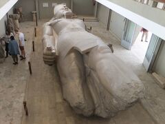 メンフィスに移動して博物館を見学。ラメセス2世の巨像。