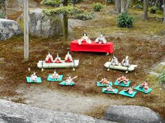 ３つの商人屋敷を訪れる共通チケットが600円
ここ外村繁邸では庭にも人形を出していて見事