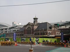 14:15 台鉄台中駅

雰囲気が東京駅に似ていますよね。
それもそのはず、駅舎は東京駅舎を手がけた辰野金吾の流れを汲む、いわゆる辰野式スタイルだそうです。
