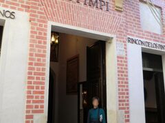 スペインに来たからにはバルを経験しなければということで、ガイドブックに出ていたEl Pimpiに入ります。
