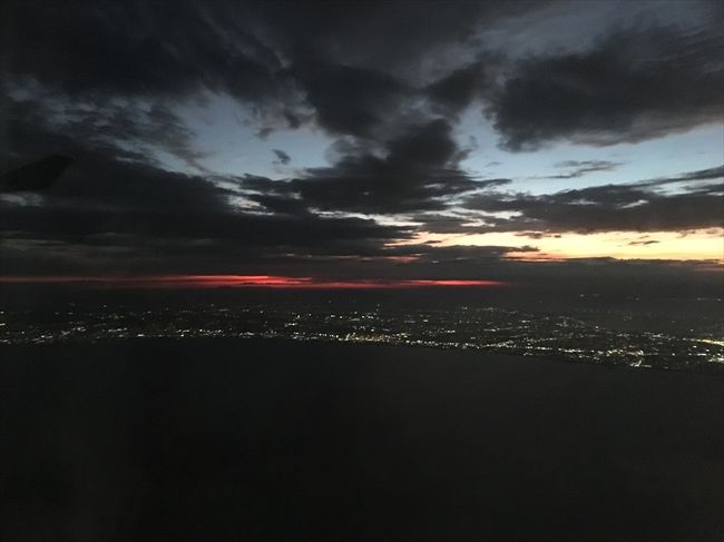 久しぶりに国際線に乗りましたが、いや～～しんどかった！！<br /><br />まず座席運が悪い。。。<br />飛行機酔いしやすいタチなので、できれば寝て過ごしたかったのだけど、後ろの席にはワンパクなお子様(ToT)<br /><br />大音量でYoutubeをご観覧し、そのお気に入りの番組をまねて「皆さん、こんにちわぁぁ～！○○チャンネルですっ！」とオリジナル番組の撮影を開始。<br />機内の騒音トラブルで、赤ちゃんの泣き声は仕方ないかなと思うけど、小学生なら親がしつけてくれよ。。。<br /><br />乗り物酔い＋寝不足(早朝発)＋子供のハイテンション・ボイスにより、頭ぐわんぐわんしてきた頃、ようやく親御さんが「こら、○○ちゃん」と注意した。<br /><br />・・・と思いきや、<br />「ちゃんと座りなさい」っていう注意だった（泣）。<br /><br />結局キッズユーチューバ―大乱舞のまま、マニラに到着。<br />私の体調は下降の一途をたどっていた。<br /><br />しかしこのユーチューバーもどきとも、ここでおさらばだ。<br />次の飛行機はフライト時間わずか40分。<br />常夏のセブ島は目の前だ～～～！<br /><br />と自分を奮い立たせるも、悲しいお知らせが。<br />「乗継便 4時間の遅延」<br /><br />il||li(つд-｡)il||li <br /><br />ようやくマニラを飛び立つときは、すっかり日が暮れていた。<br />窓から見えたのは、暗闇の中で真っ赤な光を放つ夕日。<br />私の心の涙もこんな色かもしれないな、とぼんやり眺めていた。<br /><br /><br /><br />