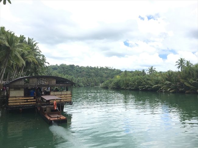 熱帯雨林に囲まれたロボク川。<br /><br />ゆったりとした川の流れとは裏腹に、船内は再び閉塞感の漂う人口密度となって出発した。<br />