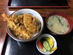 さて、お腹が減ったのでとりあえずご飯食べよう。
駅近くの納豆を使ったねばり丼が有名なお店…で、天丼を食べる女。

これで600円はやっすいなー！お酒や一品料理も安かったから、水戸の住人だったらココに通って毎晩飲むわｗ
