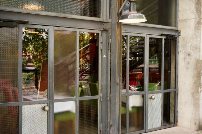 昭和の香りのする外観ですが