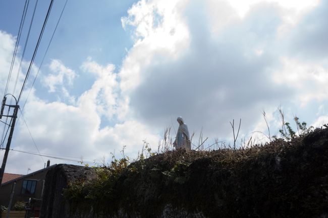 絡まれる前に逃げましょう。<br />丘の上のマリアさん