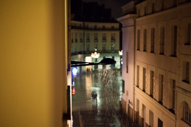 雨の中を帰国です。列車でパリまでの予定が<br />エールフランスの急な路線変更で空港までまたタクシーです。