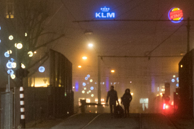 霧のアムステルダム乗り継ぎでタリンへ。KLMで