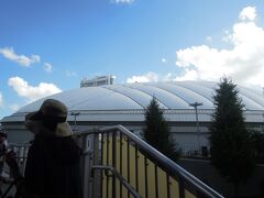 次に向かったのは東京ドームの隣の東京ドームシティです。東京ドーム、私初めて見ました！