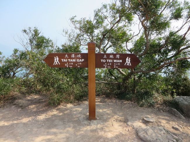 分岐点にはこうして距離とだいたいの時間が表示されているので助かります。