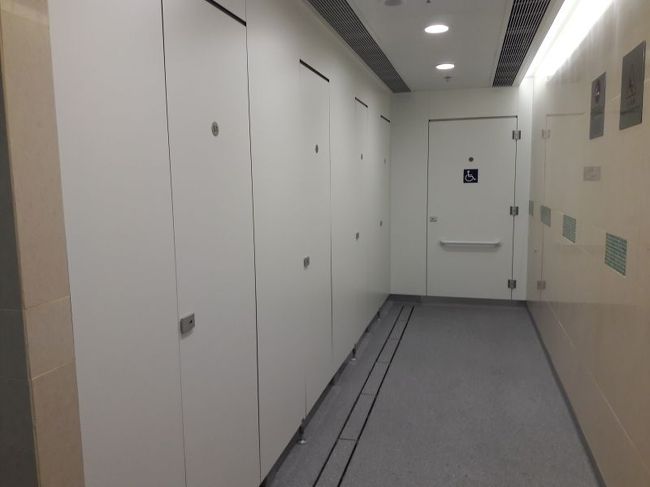 昨晩、シンガポールの空港ラウンジでシャワーにありつけなかったものの、<br />香港の空港の到着フロアで、無料のシャワーに出会えるという幸運。<br />そんなに待ち時間もなく、使えることができました。<br />ただ、あくまで無料なので、タオルの貸し出しすらなし・・・。<br />次回はは、ちゃんといろいろ準備した上で来てみようかな。